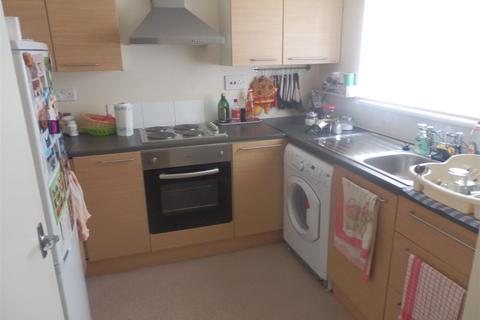 2 bedroom flat to rent, Carnavon Road