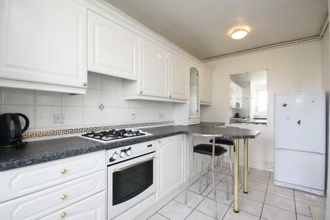 3 bedroom flat to rent, Putney Hill, London SW15