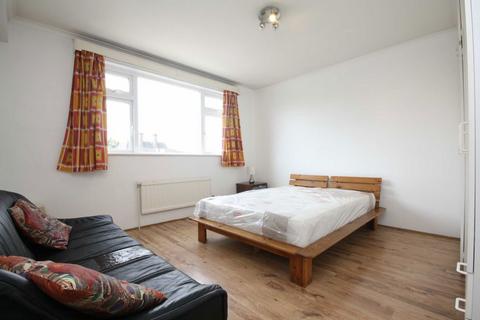 3 bedroom flat to rent, Putney Hill, London SW15