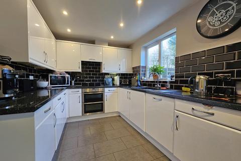 4 bedroom detached house to rent, Woodlands, Grange Park, Northampton NN4