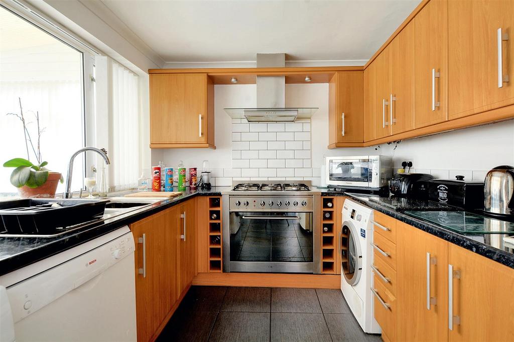 Kitchen 2.jpeg