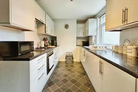 9 Leafield Grove, Bradford, BD2 3SA