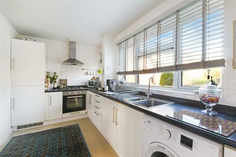 2 bedroom flat to rent, 2a Caithness Road, CR4