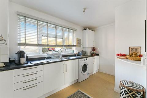 2 bedroom flat to rent, 2a Caithness Road, CR4