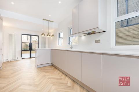 7 Linscott Road, London, E5 0RD