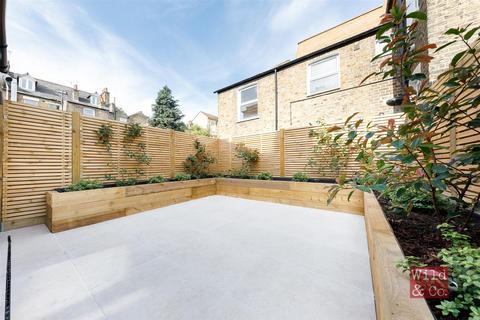 7 Linscott Road, London, E5 0RD