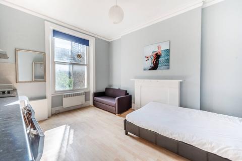 Studio to rent, Marloes Road, Kensington, London, W8