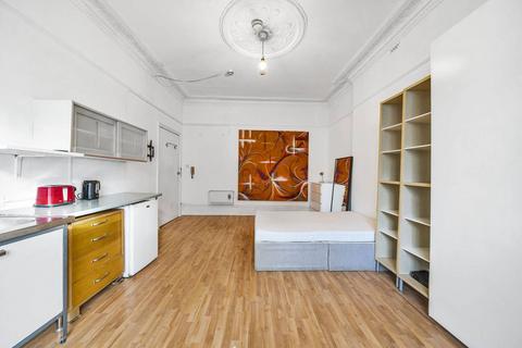 Studio to rent, Marloes Road, Kensington, London, W8