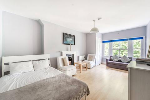 Studio to rent, Marloes Road, Kensington, London, W8