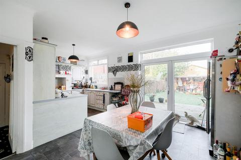 4 bedroom end of terrace house for sale, Reydon Avenue, Wanstead