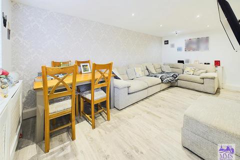 2 bedroom flat for sale, Middle Street, Gillingham