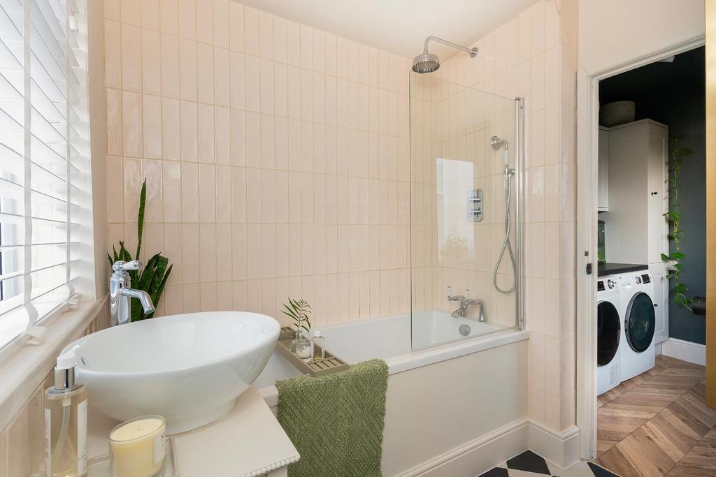 G1 F6 CRTN - Bathroom B.jpg