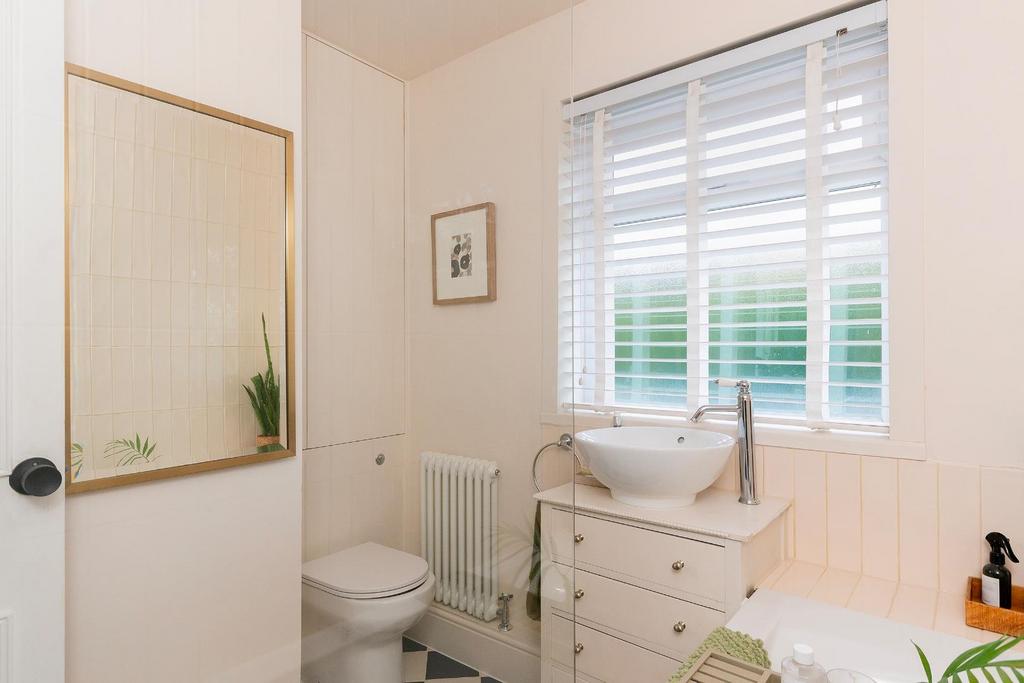G1 F6 CRTN - Bathroom A.jpg