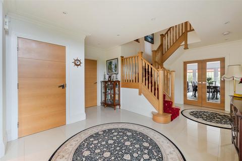 1 High Oaks Close, Coulsdon, CR5 3EZ