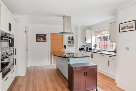 1 High Oaks Close, Coulsdon, CR5 3EZ