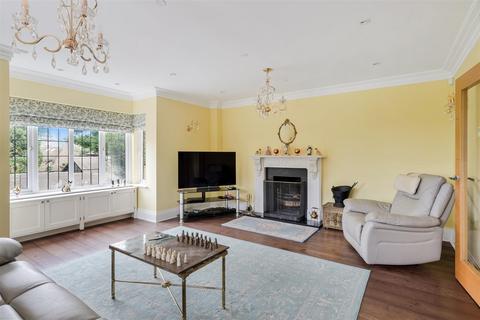 1 High Oaks Close, Coulsdon, CR5 3EZ