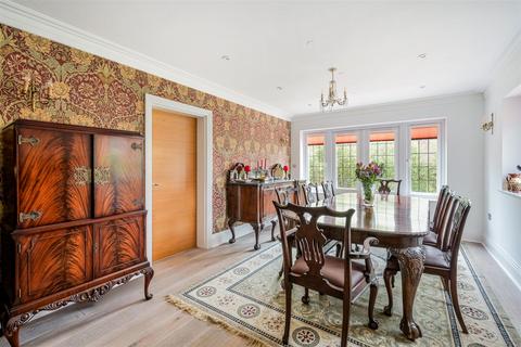 1 High Oaks Close, Coulsdon, CR5 3EZ