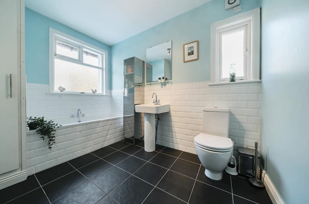 1st Flr Bathroom