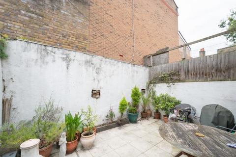 2 bedroom flat for sale, Cowick Road, London, SW17