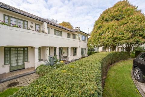 3 bedroom flat for sale, Colebrook Close, London, SW15