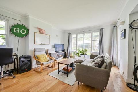 3 bedroom flat for sale, Colebrook Close, London, SW15