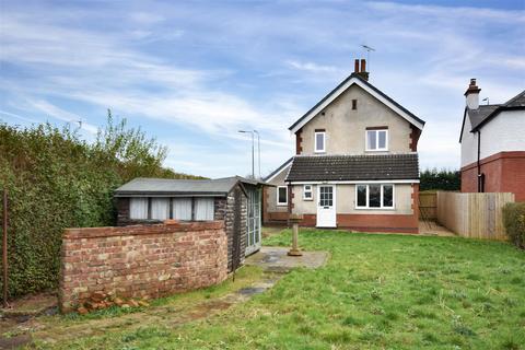 3 bedroom detached house for sale, Fosse Road, Farndon