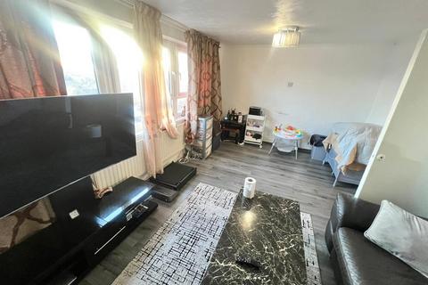 3 bedroom flat for sale, Cavendish Close, London