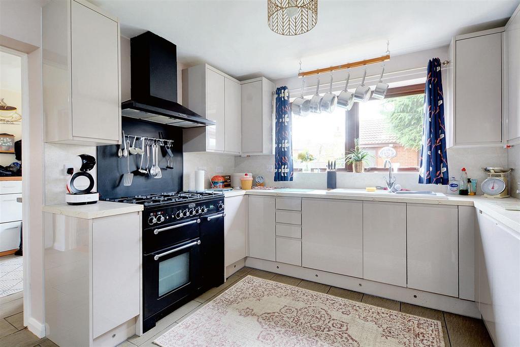 Kitchen 2.jpeg