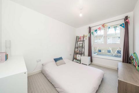 2 bedroom flat for sale, Langhorn Drive, Twickenham TW2