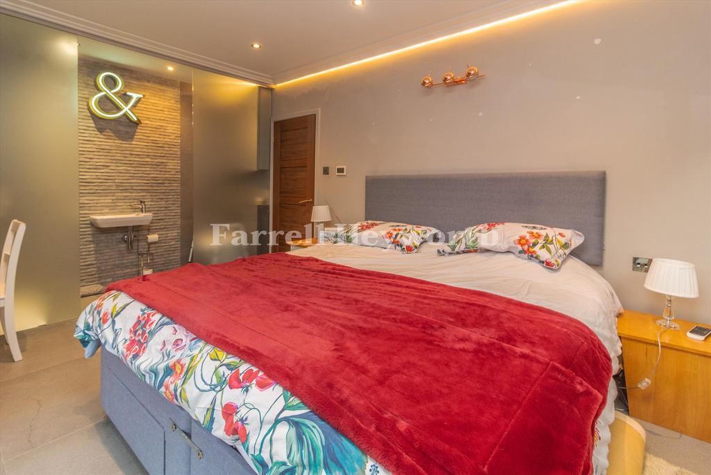 Bedroom 1 image 3