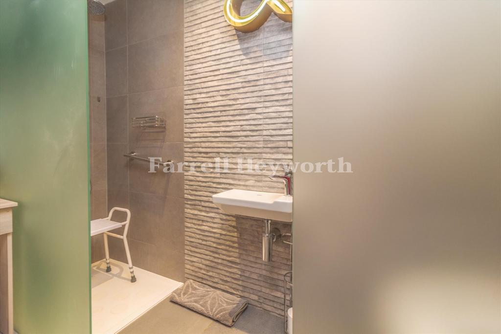 En suite image 2