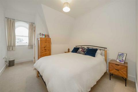 2 bedroom flat to rent, Langdon Park, Teddington TW11