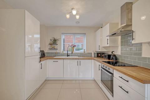 3 bedroom semi-detached house for sale, Roedean Crescent, Basildon SS15