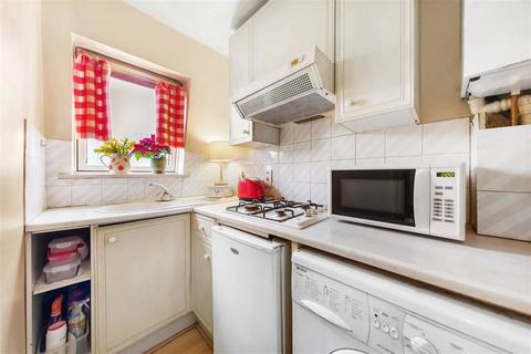 Studio to rent, Westmoreland Terrace, Pimlico, London, SW1V