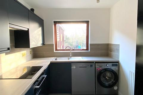 2 bedroom flat to rent, Blyth Road, Bromley, BR1