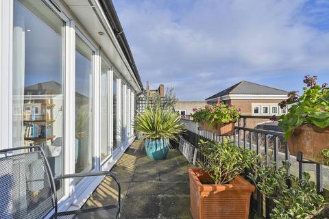 3 bedroom penthouse for sale, Richmond Court, Islington, London, N1