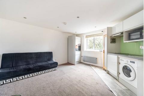 Studio to rent, Sentinel Close, Southall, Northolt, UB5