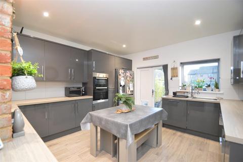 3 bedroom semi-detached house for sale, High Street, Wootton