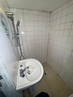 Studio to rent, Park Avenue, Southall UB1