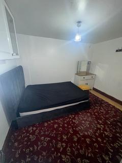 Studio to rent, Park Avenue, Southall UB1