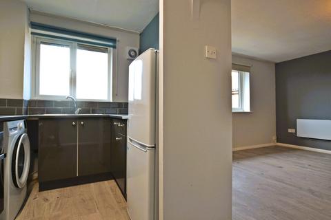 2 bedroom flat to rent, Barbot  Close, London N9