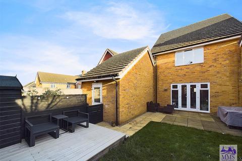 3 bedroom detached house for sale, Templars Drive, Strood