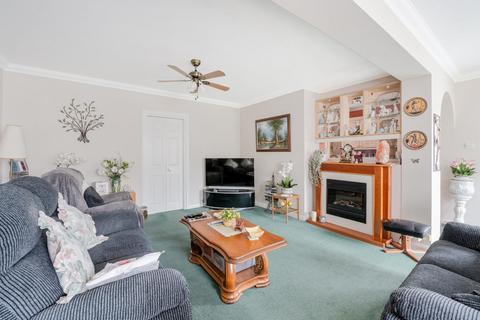 28 Hatch Gardens, Tadworth, KT20 5JS