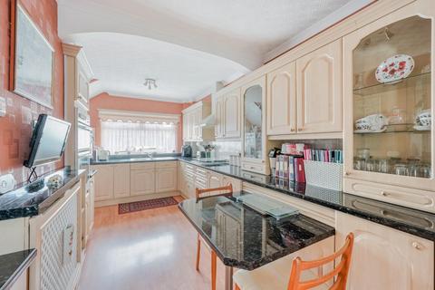 28 Hatch Gardens, Tadworth, KT20 5JS