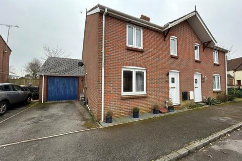 3 bedroom semi-detached house to rent, Crossways