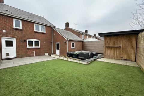 3 bedroom semi-detached house to rent, Crossways