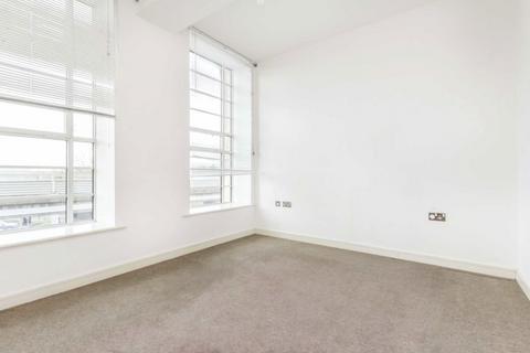 2 bedroom flat to rent, Great West Road, Brentford TW8