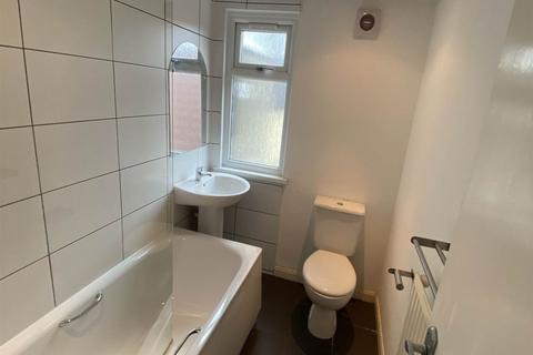 2 bedroom flat to rent, Claude Road, Roath, Cardiff