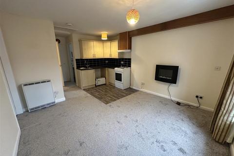 2 bedroom flat to rent, Market Place, Donington