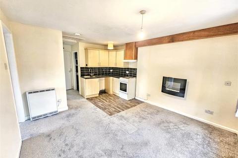 2 bedroom flat to rent, Market Place, Donington